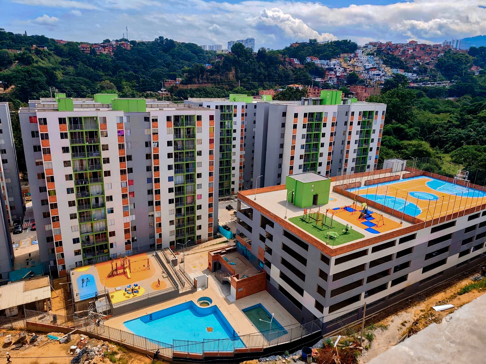 Vista aérea de las torres, piscina y zonas deportivas de Ciudadela Verde