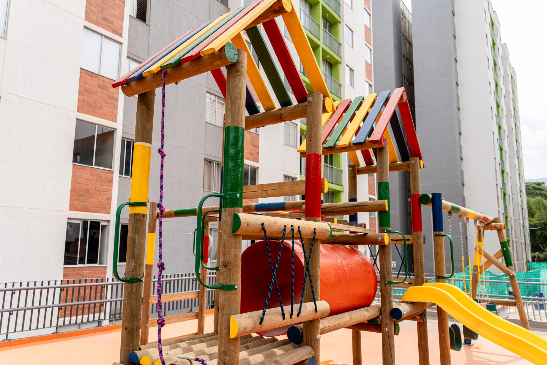 Parque infantil con tobogán