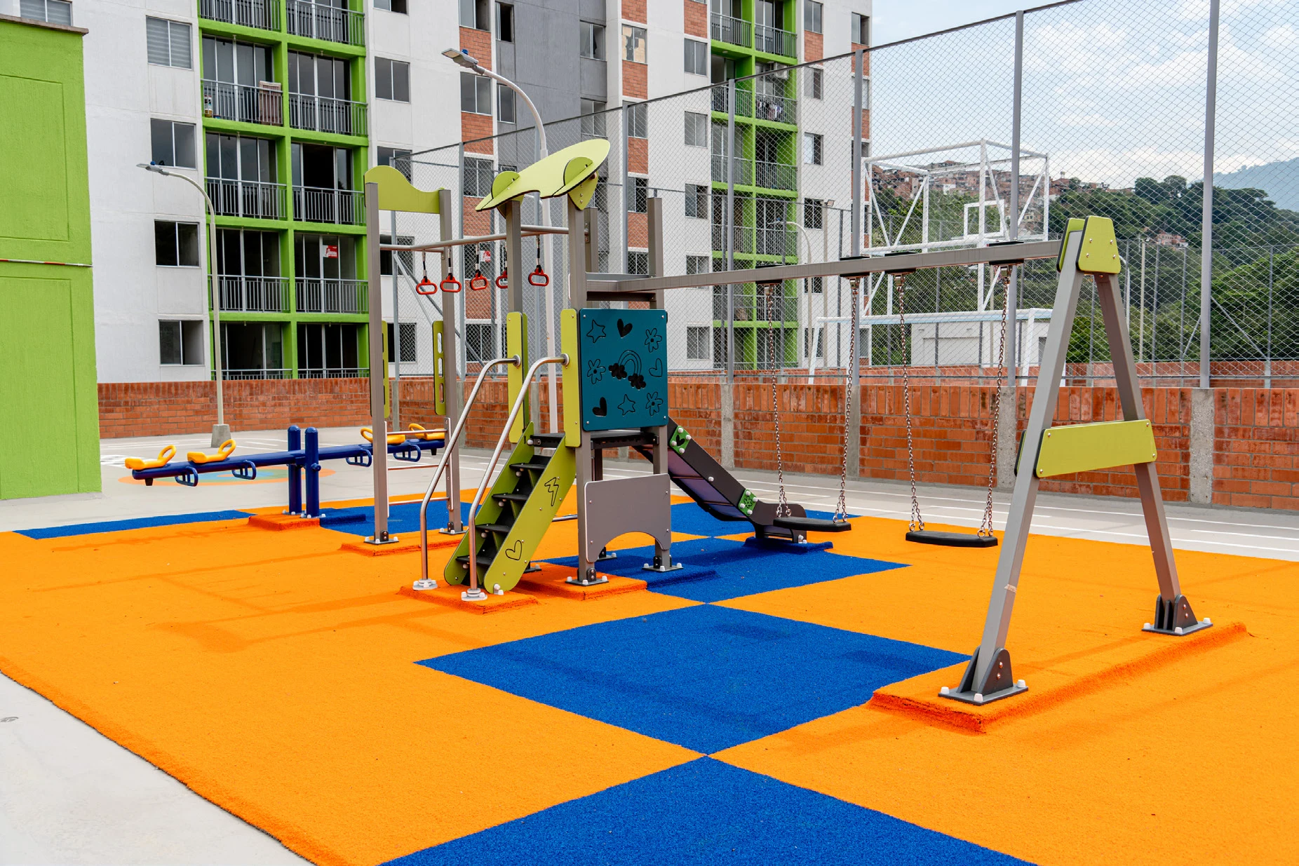 Zona de juegos y cancha deportiva